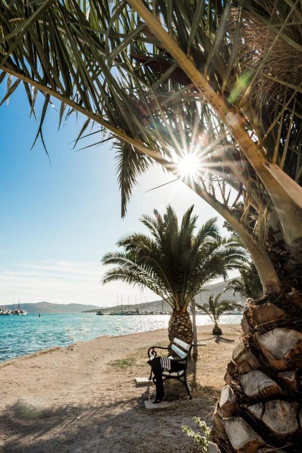 Apartment With Terrace And Sea View - Lucic Trogir Dış mekan fotoğraf