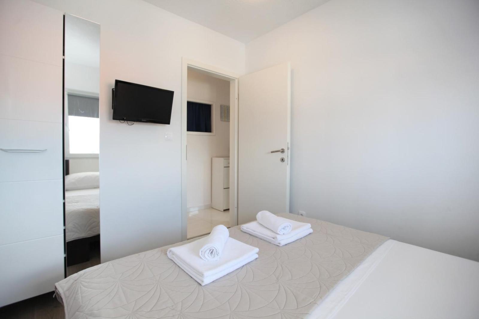 Apartment With Terrace And Sea View - Lucic Trogir Dış mekan fotoğraf