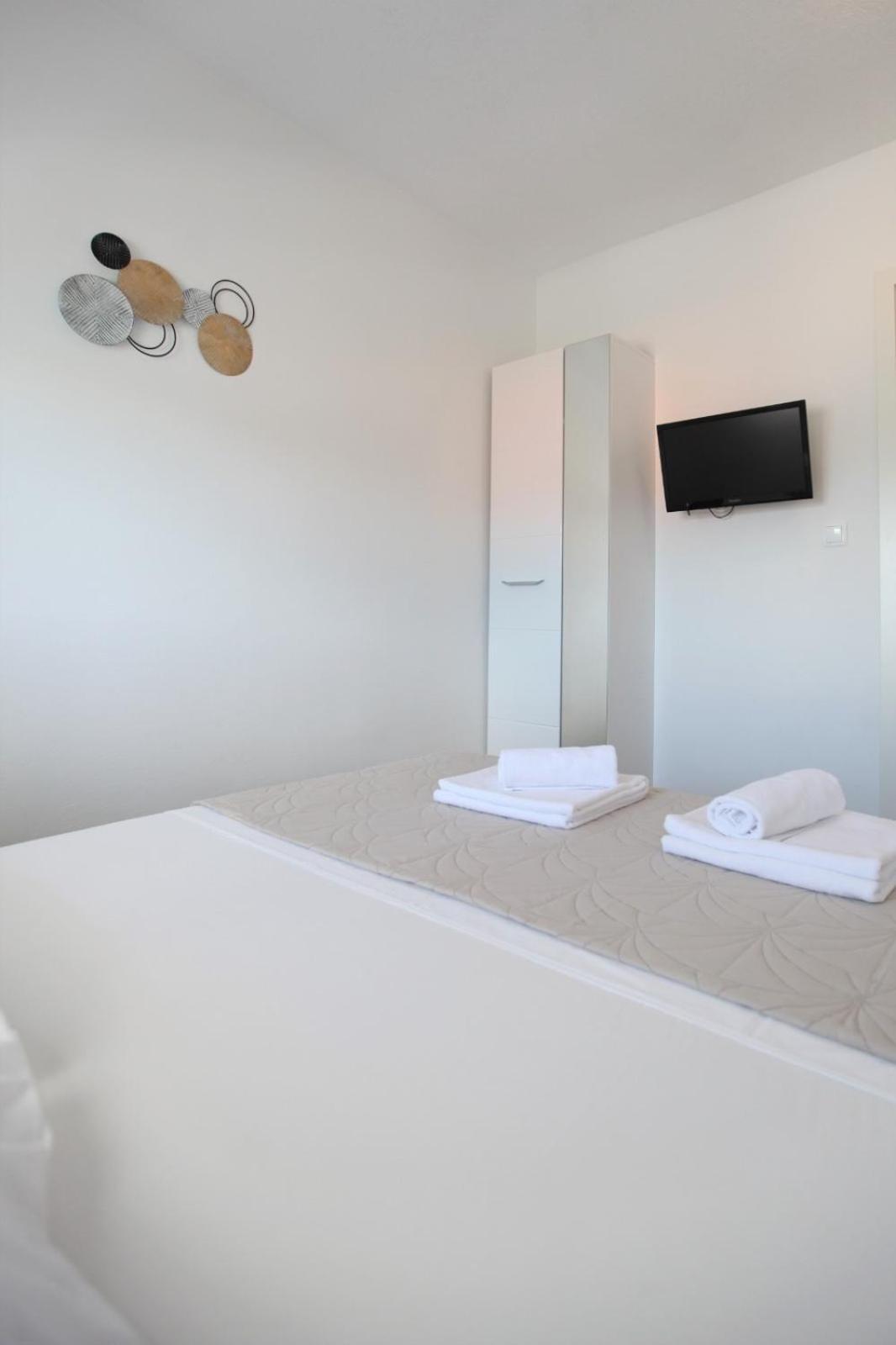 Apartment With Terrace And Sea View - Lucic Trogir Dış mekan fotoğraf