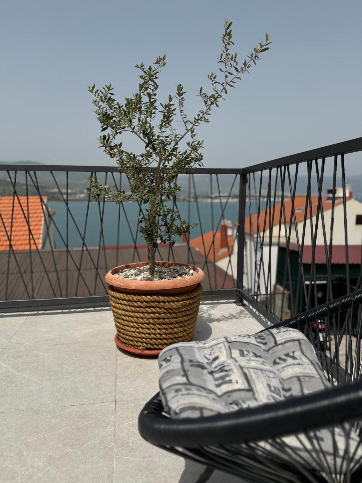 Apartment With Terrace And Sea View - Lucic Trogir Dış mekan fotoğraf